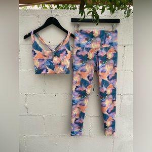 NWOT:Onzie High Rise Legging and Ride Bra set, Floral print, Size S/M